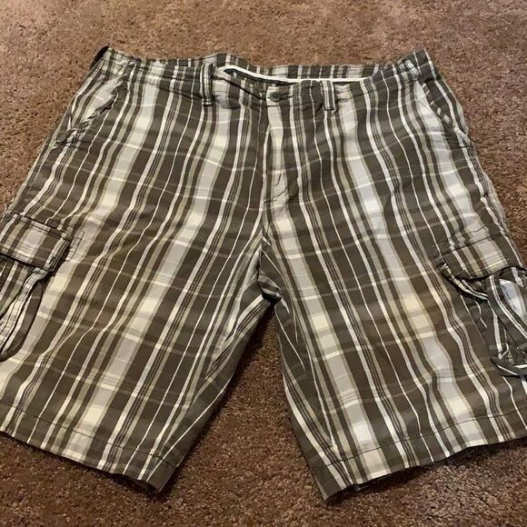 Roundtree & York plaid cargo shorts - Picture 2 of 7